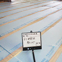 壁・床・天井などに断熱材を設置。